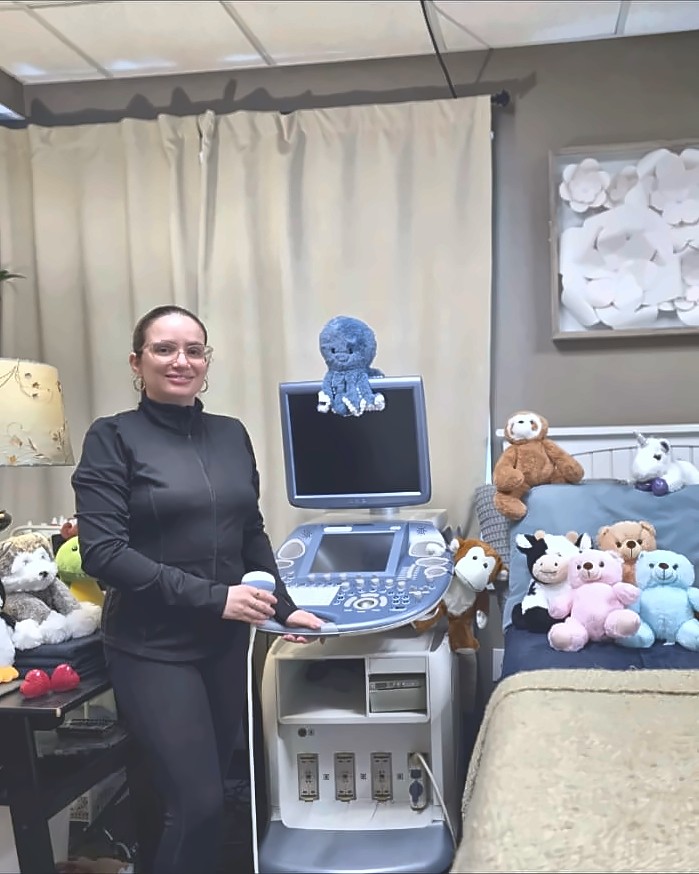 Sonographer with a family during a 3D ultrasound at Perfect Preview 3D